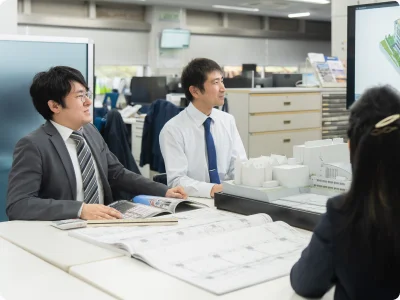 慶應義塾の職員の様子